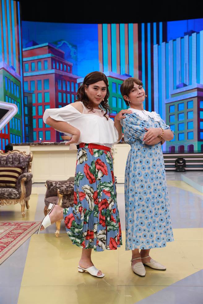 王仁甫（左）与孙协志扮女装。（民视提供）