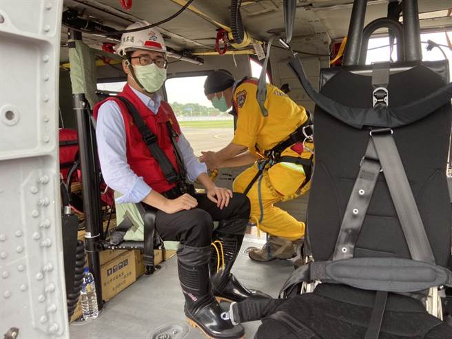 桃源3里因豪雨致灾成孤岛，高雄市长陈其迈率队搭直升机实地勘灾及运送民生物资。(高雄市消防局提供／林雅惠传真)