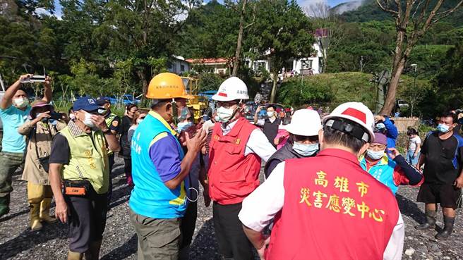 桃源3里因豪雨致灾成孤岛，高雄市长陈其迈率队搭直升机实地勘灾及运送民生物资。(高雄市消防局提供／林雅惠传真)
