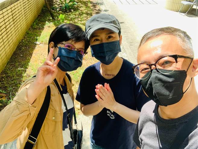 詹雅雯在许常德陪同下去施打疫苗。（宽宽整合行销提供）