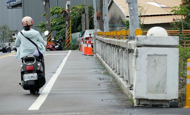 台中市大里区树王桥，日前发生骑士差点遭钓鱼线勒颈，但仍导致摔车意外，树王里长陈俞桦表示，希望钓客到桥下钓鱼，避免影响交通安全。（黄国峰摄）