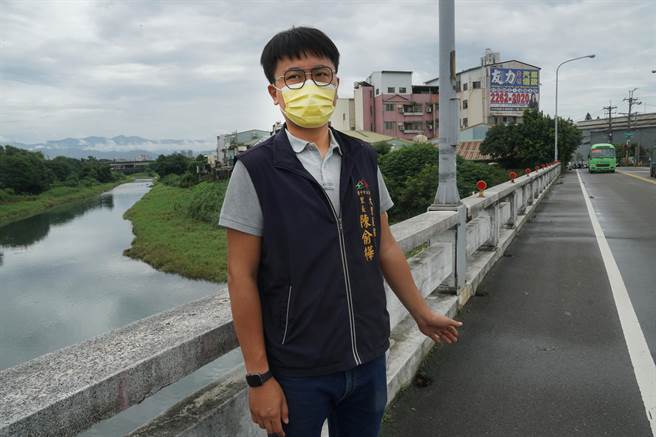 树王里长陈俞桦表示，树王桥路幅不宽，呼吁钓客到桥下钓鱼，不要在桥上钓，避免影响交通安全。（黄国峰摄）