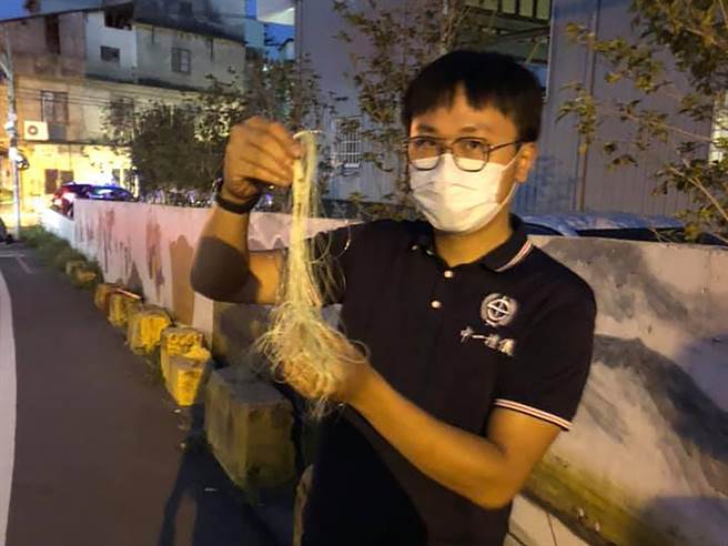 台中市大里区树王桥，日前发生骑士差点遭钓鱼线勒颈，但仍导致摔车意外，树王里长陈俞桦在现场清理出一批钓鱼线。（陈俞桦提供／黄国峰台中传真）