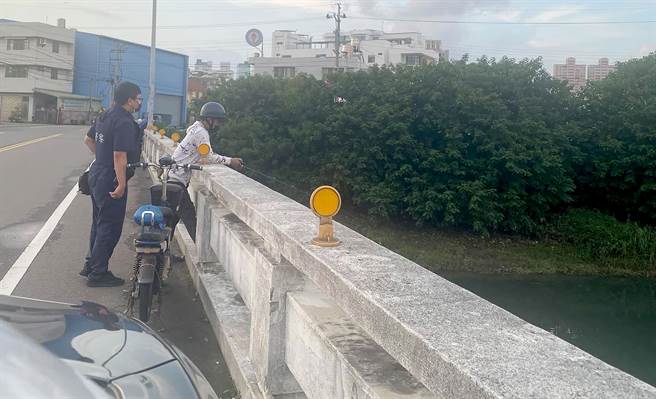 台中市大里区树王桥，日前发生骑士差点遭钓鱼线勒颈，但仍导致摔车意外，事发后警方加强派员巡逻，劝离钓客。（陈俞桦提供／黄国峰台中传真）