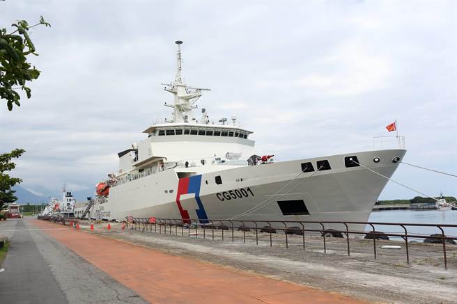 海巡署4000吨级「嘉义舰」昨抵达花莲港，外传今上午与美国海岸巡防队舰艇在花莲外海实施联合操演，海巡署舰队分署否认，仅进行例行训练。（民眾提供／罗亦晽花莲传真）