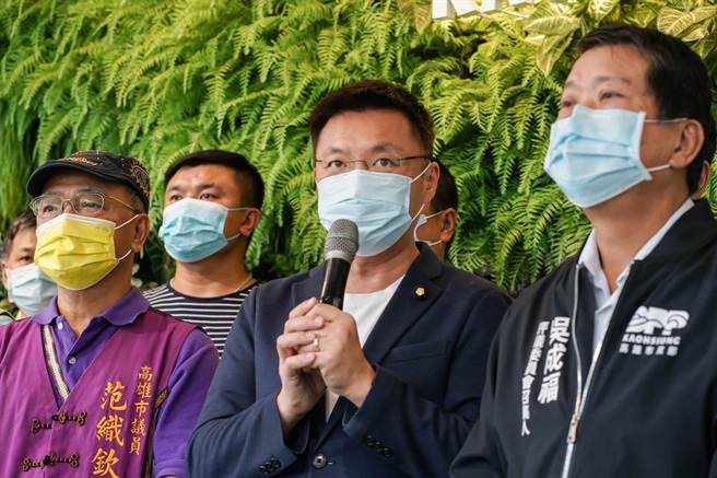 民進黨高雄市黨部主委趙天麟（中）今在評議委員會召集人吳成福及多位黨部執評委陪同下，宣布捐助茂林、桃源及那瑪夏等3原住民行政區共30萬元作為賑災之用。（柯宗緯翻攝）