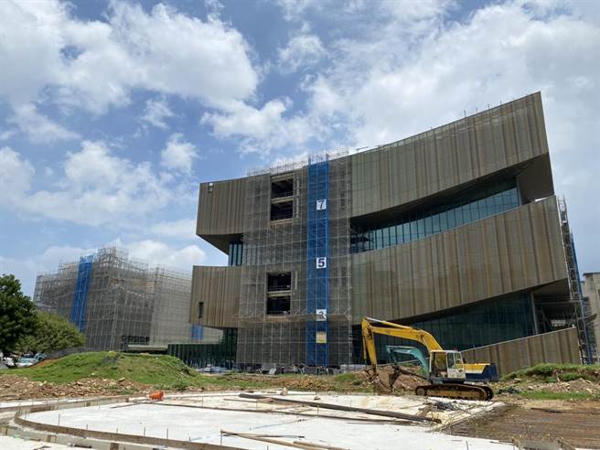桃園市立圖書館總館將於明年6月完工，吉祥物票選活動已開跑。（陳夢茹攝）