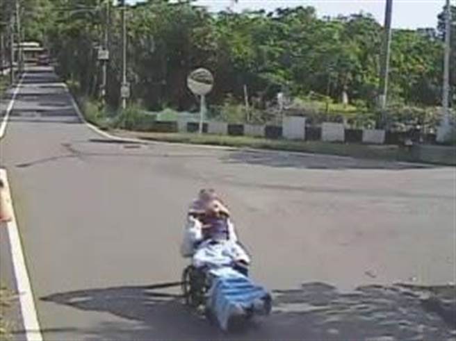 65岁张父把25岁儿子推出门加工寻短。（警方提供）