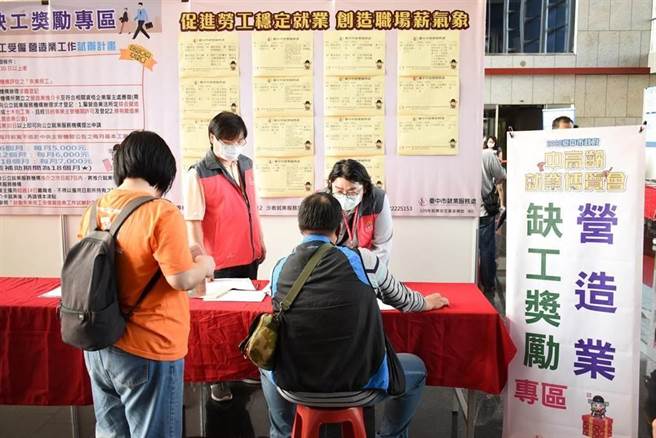 受三級警戒衝擊 6月受僱員工大減9.3萬人 創史上最大減幅。（示意圖，本報資料照）