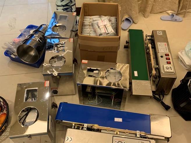 刑事局南部打击犯罪中心追捕枪炮通缉24岁王男，意外在他台南住处破获毒咖啡包分装场，逮捕王等共犯共5人，经化验毒咖啡含有喵喵成分，外包装还以日文写着「胶原蛋白」；据了解，这批毒咖啡包在年轻族群中相当畅销，所幸被警方拦截，全案除依法解送外，另将深入追查毒品来源及流向。(翻摄照片／刘宥廷高雄传真)