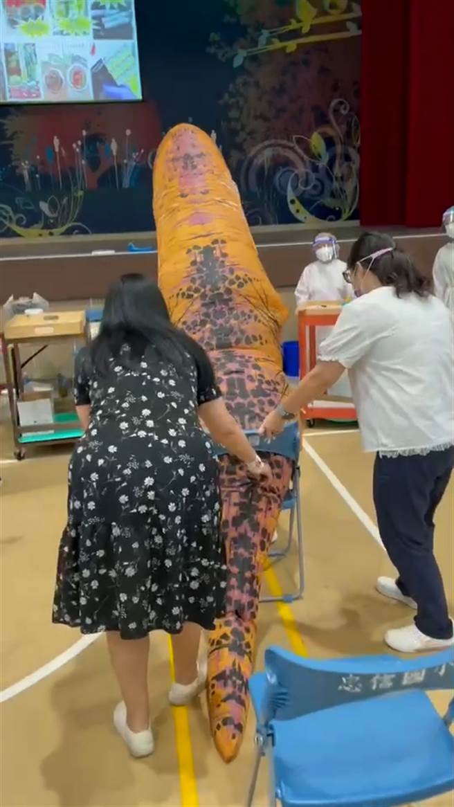 暴龙坐在椅子上好可爱