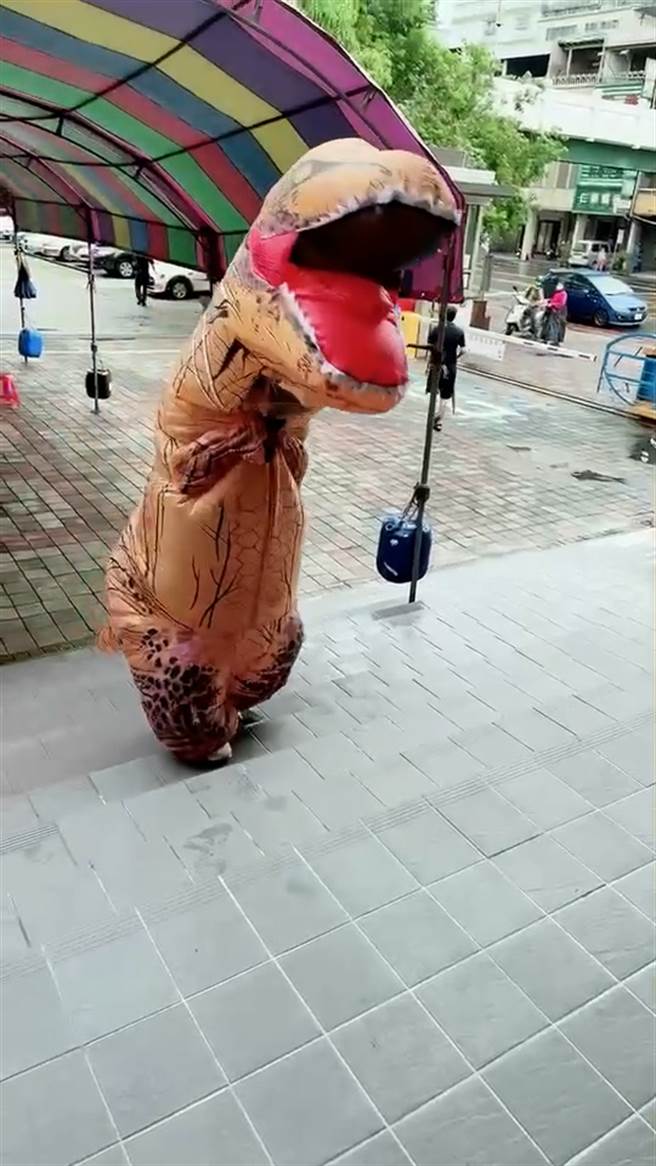 暴龙前来打疫苗啦