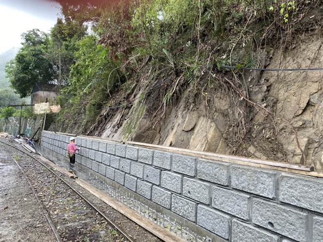 林鐵及文資處趁疫情停駛期間加快整治工程，圖為獨立山邊坡整治工程。（林鐵及文資處提供／張亦惠嘉縣傳真）