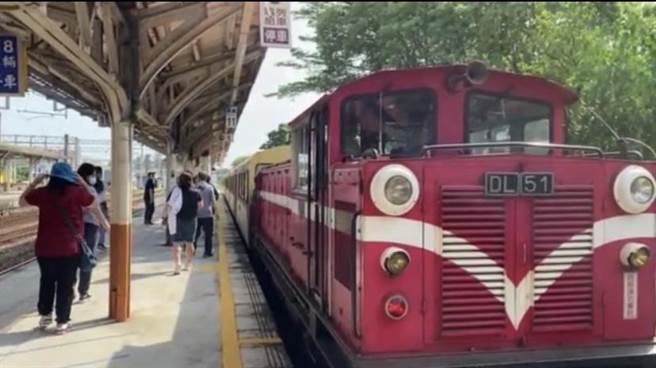 嘉義車站發車的阿里山號對號列車上午9點從嘉義車站出發，共有26名民眾搭乘。（林鐵及文資處提供／張亦惠嘉縣傳真）