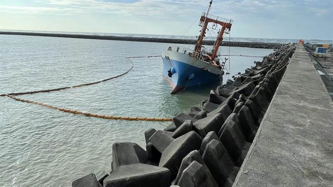 今天下午海象好转，山宝贰号搁浅6天开始抽油。（布袋管理处提供／张亦惠嘉县传真）