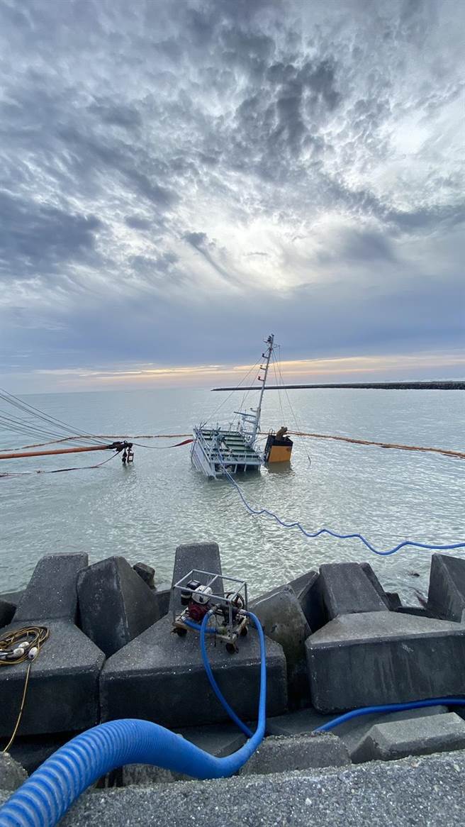 今天下午海象好转，山宝贰号搁浅6天开始抽油。（布袋管理处提供／张亦惠嘉县传真）