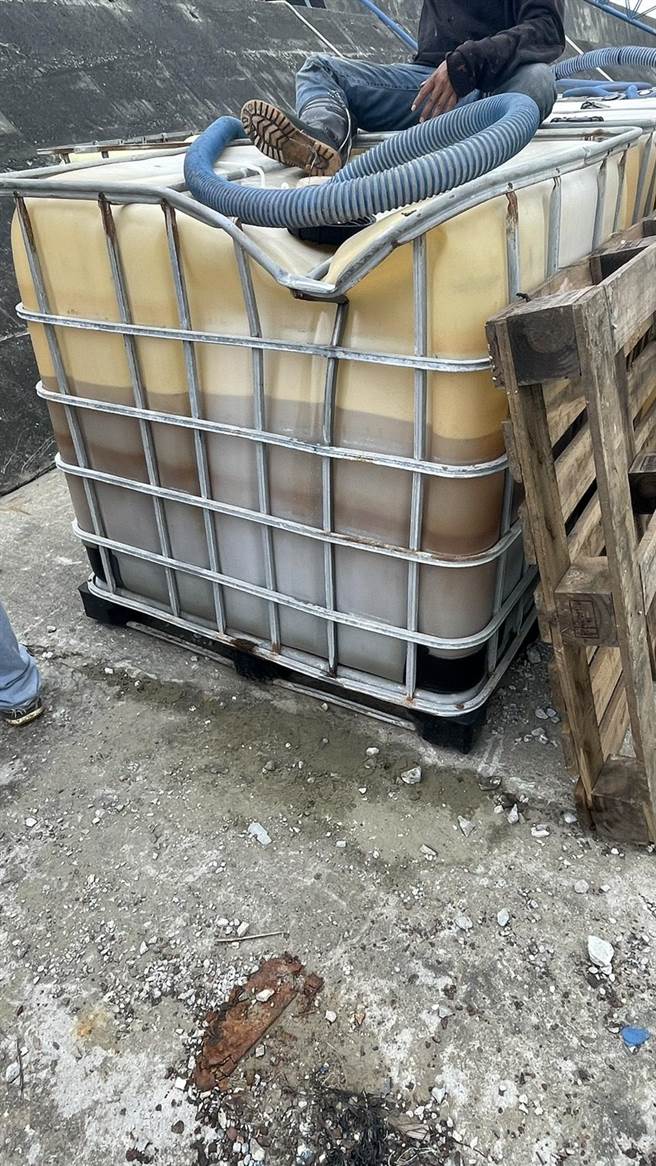 截至下午5点已抽出右舷油与水柜共计13公秉。（布袋管理处提供／张亦惠嘉县传真）