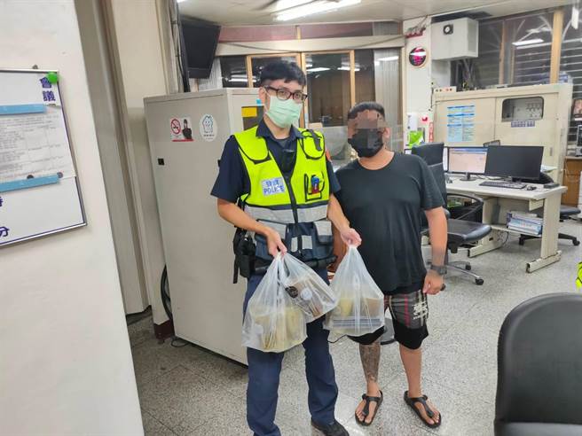 林姓菜鳥警員在勤區查察時遇到民眾求援並順利解決，事後民眾送上飲品表示感謝。（警方提供／邱立雅竹市傳真）