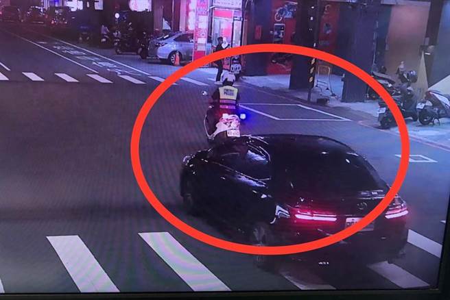 林姓菜鳥警員在執行勤區查察公務時，遇到民眾請求幫忙開道。（警方提供／邱立雅竹市傳真）