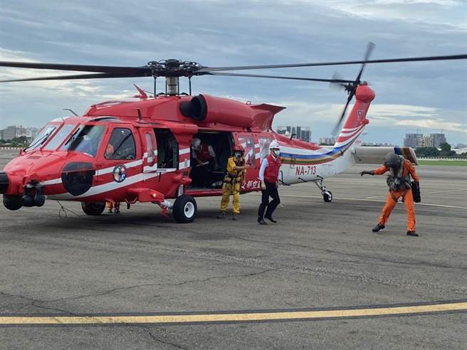 高雄市桃源区復兴里、拉芙兰及梅山3部落因豪雨致灾形成孤岛，市长陈其迈今天下午率队搭乘直升机前往实地勘灾、了解灾民需求，并载送600公斤民生及医疗物资补充部落需求。（高雄市新闻局提供／林雅惠高雄传真）
