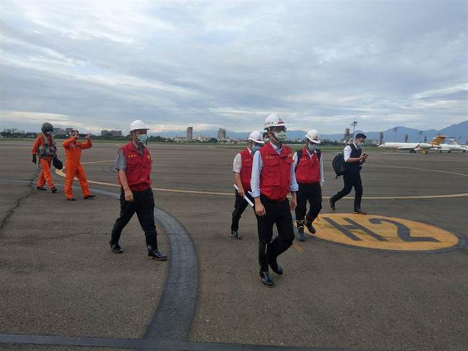 高雄市桃源区復兴里、拉芙兰及梅山3部落因豪雨致灾形成孤岛，市长陈其迈今天下午率队搭乘直升机前往实地勘灾、了解灾民需求，并载送600公斤民生及医疗物资补充部落需求。（高雄市新闻局提供／林雅惠高雄传真）
