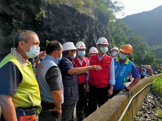 高雄市桃源区復兴里、拉芙兰及梅山3部落因豪雨致灾形成孤岛，市长陈其迈今天下午率队搭乘直升机前往实地勘灾、了解灾民需求，并载送600公斤民生及医疗物资补充部落需求。（高雄市新闻局提供／林雅惠高雄传真）
