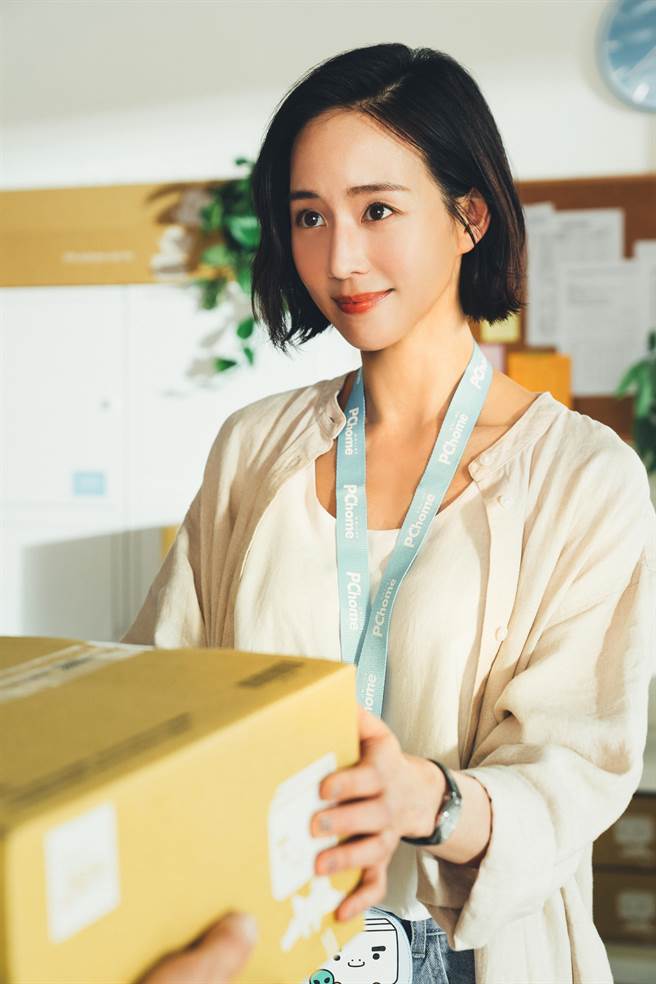 張鈞甯在電速劇《清單速配中》飾演有社交障礙的收發員。（PChome線上購物提供