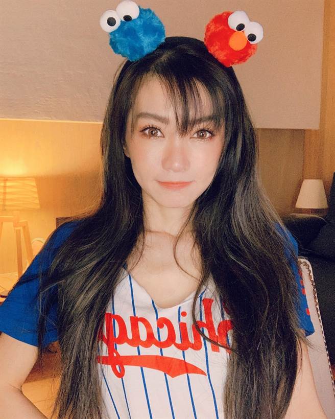 謝金燕享受在家時光，開心分享美照。（摘自臉書）