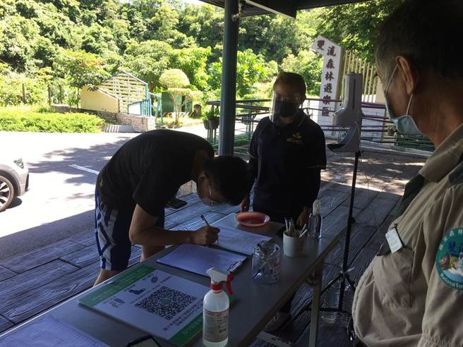 屏东林管处配合中央流行疫情指挥中心将疫情维持二级警戒，双流自然教育中心10日起开放户外课程。（屏东林管处提供／谢佳潾屏东传真）