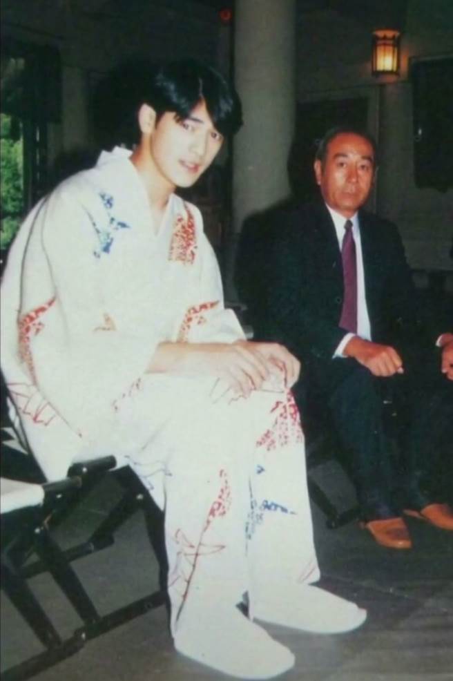 金城武过去曾和父亲合拍广告。(图/ 摘自微博)