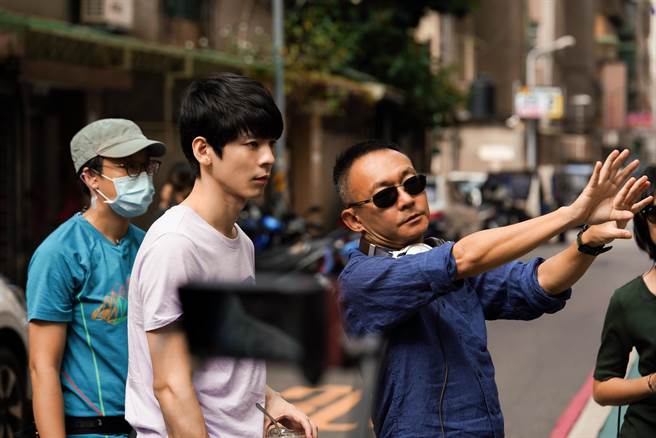 林柏宏（中）与导演何蔚庭首次合作电影。（电影《青春弒恋》提供）