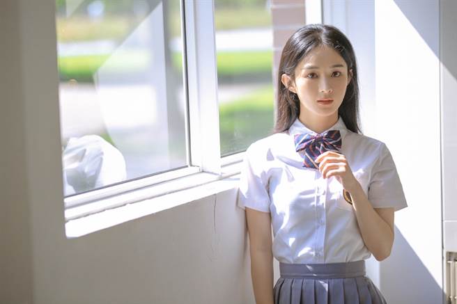 趙麗穎穿上高中制服，毫無違和感。（圖／翻攝自微博）