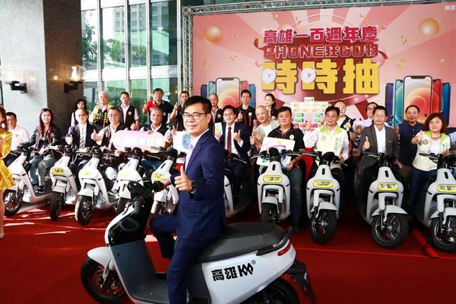 高雄市长陈其迈力挺行政院长苏贞昌，今（10）日宣布，加码1000元高雄券，让五倍券加上高雄券后「五倍变六倍」，以抢攻百亿振兴商机。（柯宗纬翻摄）