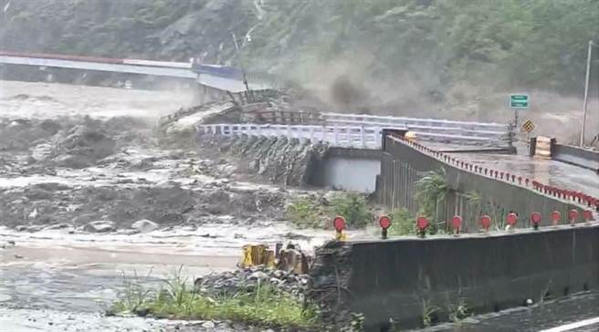 高雄桃源区明霸克露桥7日不敌大雨冲刷，被湍急溪流一分为二。（报系资料照）