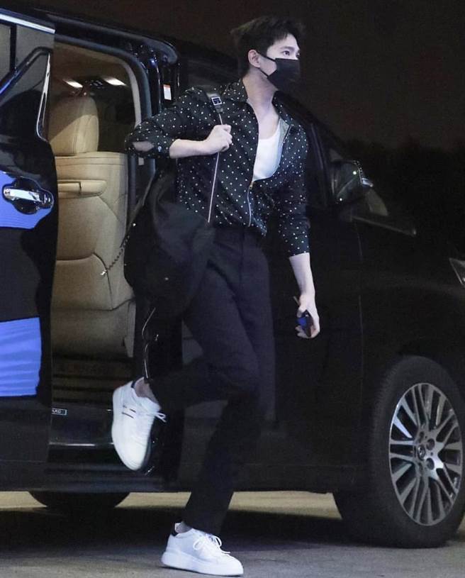 大陸影星楊洋日前現身機場時，以圓點造型外套搭配經典素色上衣與長褲，打造機場時尚風格，而他腳下的Hogan H580小羊皮休閒鞋也是焦點。（品牌提供）