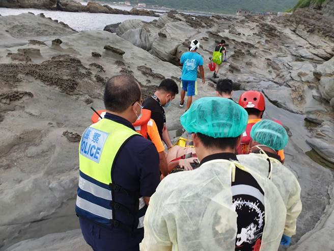 年约40多岁男子偕妻子今（10日）下午5时许，违规闯入新北市贡寮区龙洞海水浴场浮潜，男子于礁石上不慎滑倒，造成右小腿骨折。（翻摄）