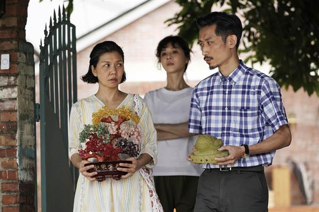 于子育和陈竹升在＜俗女2＞饰演夫妻。后为谢盈萱。(华视 CATCHPLAY提供 ，王志伟摄影）.