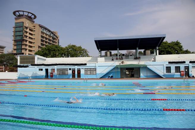 高雄泳池終於開放！禁外縣市泳客、上岸就得戴口罩。（柯宗緯翻攝）