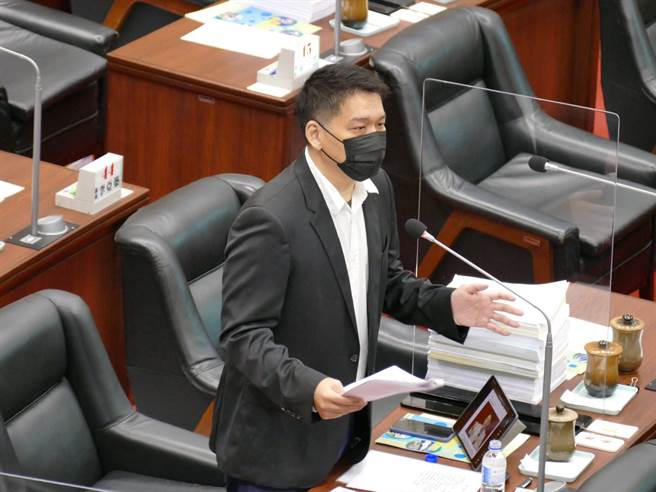 李柏毅分析，在旧左营国中的都市计画变更案推出后，让左营大路的復甦产生曙光。(图:中时新闻网)