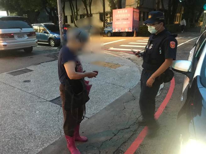 桃園市龜山區63歲庄姓婦人昨日下午6時站立文化一路與復興二路車道旁，忘了怎麼回家，所幸警方協助。（警方提供）
