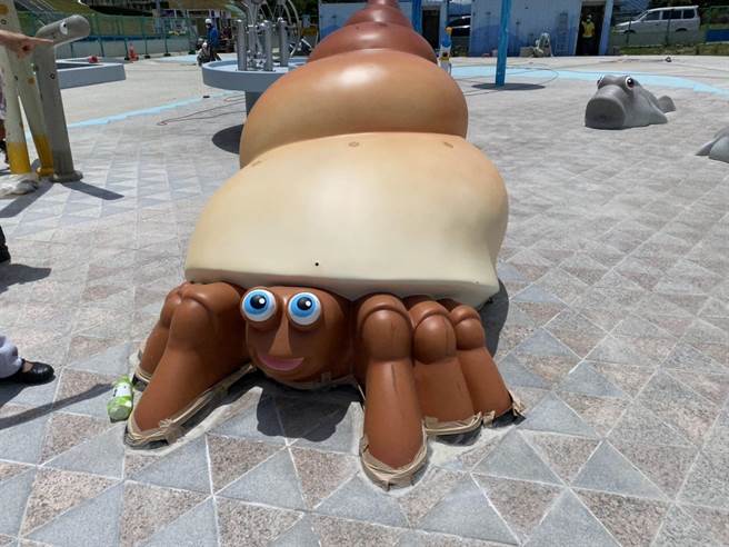 水乐园整体以台湾特有水中生物作设计，游具包含冒水万里蟹、绿蠵龟、弹涂鱼、花园鳗、台湾岛造型等，互动式水枪设施、彩虹隧道等，外观吸睛、可爱。（戴上容摄）