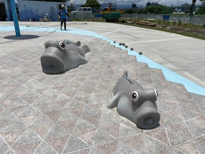 水乐园整体以台湾特有水中生物作设计，游具包含冒水万里蟹、绿蠵龟、弹涂鱼、花园鳗、台湾岛造型等，互动式水枪设施、彩虹隧道等，外观吸睛、可爱。（戴上容摄）