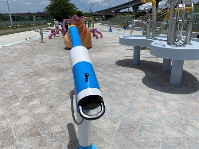 水乐园整体以台湾特有水中生物作设计，游具包含冒水万里蟹、绿蠵龟、弹涂鱼、花园鳗、台湾岛造型等，互动式水枪设施、彩虹隧道等，外观吸睛、可爱。（戴上容摄）