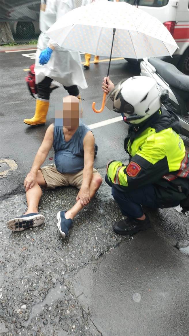 三重8旬老翁倒卧街头嘴角流血　警察暖心解困境（三重警提供／戴上容新北传真）