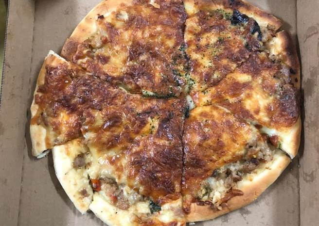 1名網友日前訂了3片比薩作為父親節大餐，但打開紙盒後發現其中1片比薩外觀圓形看起來很不平整，每片小比薩大小不均，懷疑是由別的比薩拼裝而成。（翻攝自臉書「爆料公社」）