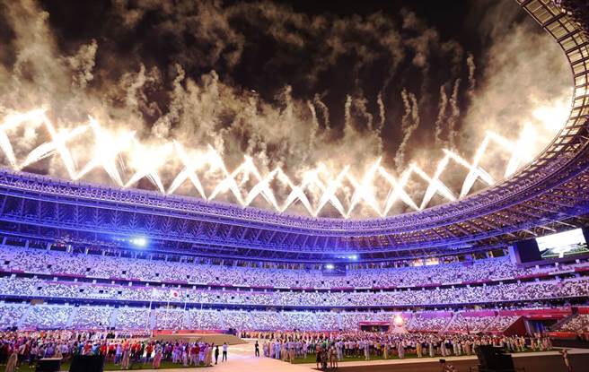 东京奥运闭幕烟火。(季志翔/摄)