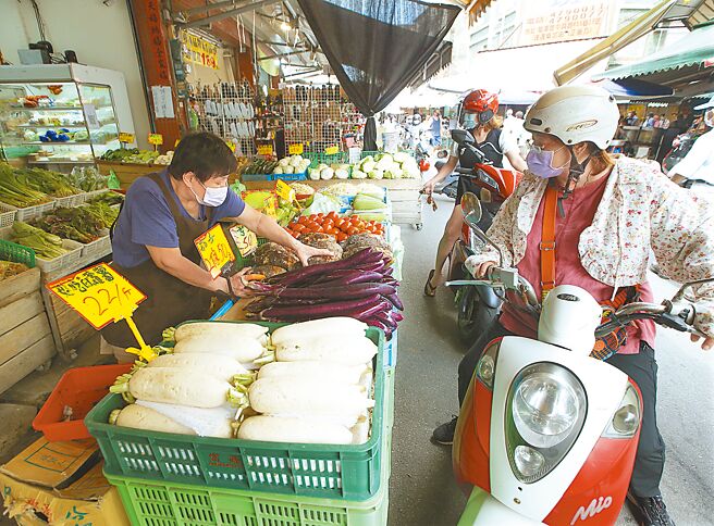 西南气流持续发威，造成中南部蔬菜产区严重淹水，彰化县溪湖果菜市场部分蔬菜涨幅惊人，小黄瓜比一周前涨了1倍，丝瓜也涨了五成，9日民眾至龙潭市场找寻价位适宜的蔬菜。（陈怡诚摄）