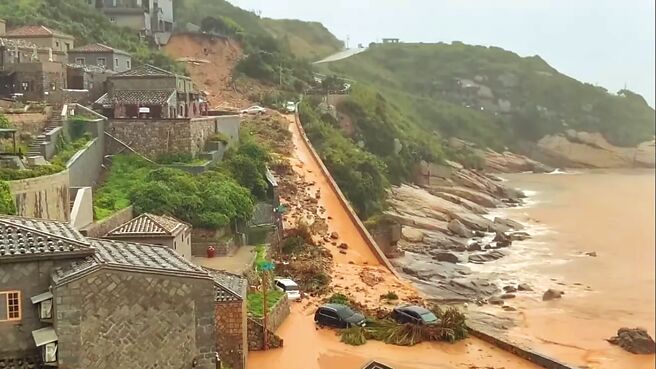 有「小希臘」美名的馬祖北竿鄉芹壁遭受豪雨重創，中山國中運動場下方土石崩解，引發土石流，多輛民車遭衝擊位移、泡水，損失慘重。（連江縣政府提供／王揚傑連江傳真）