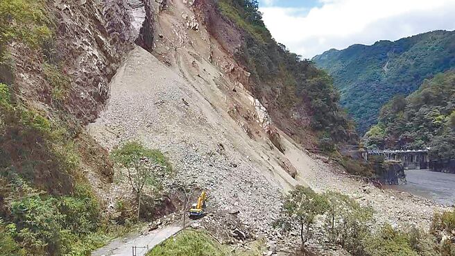 南投縣仁愛鄉「投83線」25公里處大規模坍方，土石完全摧毀道路，甚至滑落下方武界壩水庫。（南投縣政府提供）