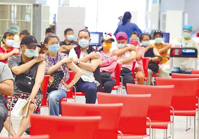 李艷秋说，蔡政府左手挡BNT，右手扶高端，为高端制造完美出场，却没把百姓性命放在眼里。图为台北市花博争艳馆接种站9日施打疫苗，报到民眾挽起袖子准备接种。（陈俊吉摄）